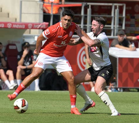 Nadien Amiri. (Li) Gegen. Lewis Cook. fotografiert beim Fußball Testspiel Spiel Mainz 05 gegen den. FC Bournemouth am 15.8.2026 in Mainz. (DFL DFB REGULATIONS PROHIBIT ANY USE OF PHOTOGRAPHS as IMAGE SEQUENCES and or QUASI-VIDEO) *** Nadien Amiri Li photographed against Lewis Cook during the soccer friendly match between Mainz 05 and FC Bournemouth on August 15, 2026, in Mainz. DFL and DFB regulations prohibit any use of photographs as image sequences and or quasi-video.