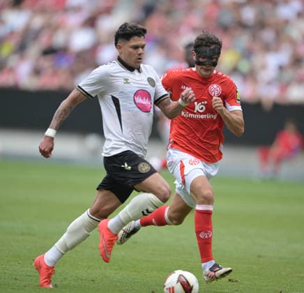 Evanilson. (Li). Auf dem Weg zu seinem Tor zum 1:1. gegen Fabio Gruber. fotografiert beim Fußball Testspiel Spiel Mainz 05 gegen den. FC Bournemouth am 15.8.2026 in Mainz. (DFL DFB REGULATIONS PROHIBIT ANY USE OF PHOTOGRAPHS as IMAGE SEQUENCES and or QUASI-VIDEO) *** Evanilson Li on his way to scoring the 1-1 goal against Fabio Gruber, photographed during the soccer friendly match between Mainz 05 and FC Bournemouth on August 15, 2026, in Mainz. DFL and DFB regulations prohibit any use of photographs as images SEQUENCES and or QUASI-VIDEO
