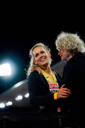 European Athletics Championships; Birmingham, 15.08.2026 Christina Honsel lächelt während eines Gesprächs mit einem Offiziellen bei den Europäischen Leichtathletik-Meisterschaften im Alexander Stadium in Birmingham am 10. August 2026. *** European Athletics Championships, Birmingham, August 15, 2026: Christina Honsel smiles while speaking with an official at the European Athletics Championships at Alexander Stadium in Birmingham on August 10, 2026 Copyright: xBEAUTIFULxSPORTS Flatemerschx