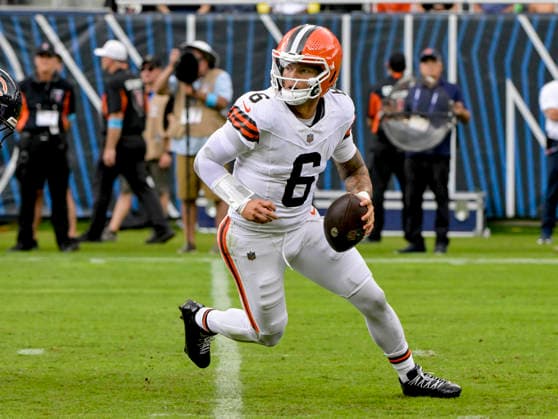 Cleveland Browns quarterback Dillon Gabriel (6) looks for an open receiver against the Chicago Bears during a preseason game at Soldier Field in Chicago on Saturday, August 15, 2026. The Bears defeated the Brown 34-10.  CHI20260815122 MARKxBLACK