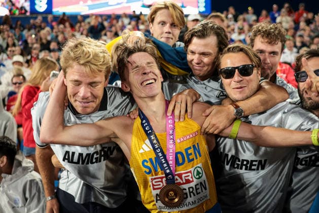 2026 European Athletics Championships, Alexander Stadium, Birmingham, England 15 8 2026 Men™s 10,000m Final Sweden™s Andreas Almgren celebrates with his team after winning gold Andreas Almgren celebrates with his team after winning gold 15 8 2026  Copyright: xx MT2_5837