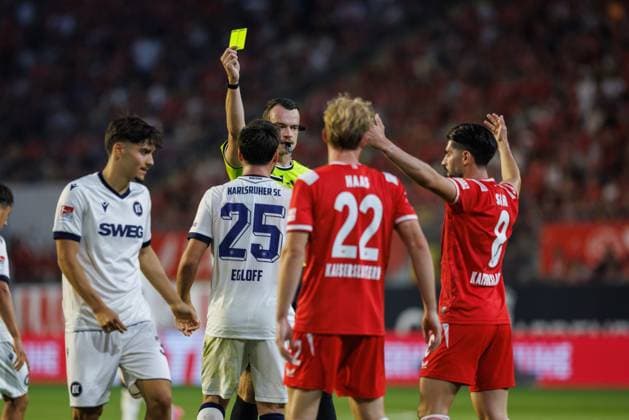 Lilian Egloff (Karlsruher SC) bekommt die gelbe Karte, Emotionen, Geste, Gestik, Mimik 1.FC Kaiserslautern vs Karlsruher SC, Fussball, 2. Bundesliga, 02. Spieltag, Saison 2026 2027, 15.08.2026 1.FC Kaiserslautern vs Karlsruher SC, Fussball, 2. Bundesliga, 02. Spieltag, Saison 2026 2027, 15.08.2026 *** Lilian Egloff of Karlsruher SC receives a yellow card; emotions, gesture, body language, facial expressions; 1 FC Kaiserslautern vs. Karlsruher SC, soccer, 2. Bundesliga, Matchday 2, 2026–2027 season, August 15, 2026 1 FC Kaiserslautern vs. Karlsruher SC, soccer, 2. Bundesliga, Matchday 2, 2026–2027 season, August 15, 2026 Copyright: xEibnerxPressefotox EP_ANS
