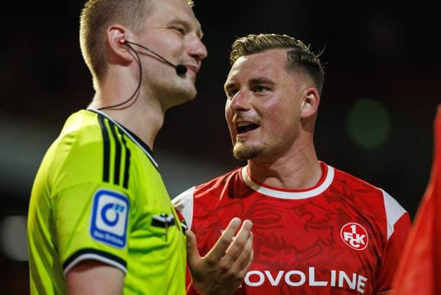 Marlon Ritter (1.FC Kaiserslautern) im Gespräch mit Linienrichter Steven Greif, Emotionen, Geste, Gestik, Mimik 1.FC Kaiserslautern vs Karlsruher SC, Fussball, 2. Bundesliga, 02. Spieltag, Saison 2026 2027, 15.08.2026 1.FC Kaiserslautern vs Karlsruher SC, Fussball, 2. Bundesliga, 02. Spieltag, Saison 2026 2027, 15.08.2026 *** Marlon Ritter of 1 FC Kaiserslautern talking with linesman Steven Greif; emotions, gestures, body language, facial expressions; 1 FC Kaiserslautern vs. Karlsruher SC, soccer, 2. Bundesliga, Matchday 2, 2026–2027 season, August 15, 2026, 1 FC Kaiserslautern vs. Karlsruher SC, soccer, 2. Bundesliga, Matchday 2, 2026–2027 season, August 15, 2026 Copyright: xEibnerxPressefotox EP_ANS