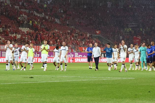 15.08.2026, xrekx, Fussball 2.Bundesliga, 1.FC Kaiserslautern - Karlsruher SC v.l. KSC Mannschaft bedankt bedanken sich bei den Fans, the player thanks the fans for their support (DFL DFB REGULATIONS PROHIBIT ANY USE OF PHOTOGRAPHS as IMAGE SEQUENCES and or QUASI-VIDEO) Kaiserslautern *** August 15, 2026, xrekx, Soccer 2. Bundesliga, 1 FC Kaiserslautern vs. Karlsruher SC – The KSC team thanks the fans; the players thank the fans for their support. DFL and DFB regulations prohibit any use of photographs as image sequences and or quasi-video. Kaiserslautern