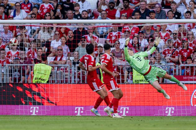 Manuel Neuer (Torwart, FC Bayern Muenchen, 01) fliegt umsonst, der Ball findet den Weg ins Tor zum 1:1 - Ausgleich GER, FC Bayern Muenchen vs. RB Leipzig, Fussball, Telekom-Cup, Testspiel, Spielzeit 2026 2027, 15.08.2026 (DFL DFB REGULATIONS PROHIBIT ANY USE OF PHOTOGRAPHS as IMAGE SEQUENCES and or QUASI-VIDEO). Foto: HMB Media Heike Feiner *** Manuel Neuer, goalkeeper, FC Bayern Munich, 01 flies in vain; the ball finds its way into the net for the 1-1 tie, GER, FC Bayern Munich vs. RB Leipzig, soccer, Telekom Cup, friendly match, 2026–2027 season, August 15, 2026 DFL DFB regulations prohibit any use of photographs as image sequences and or quasi-video. Photo: HMB Media, Heike Feiner Copyright: HMBxMedia HeikexFeiner