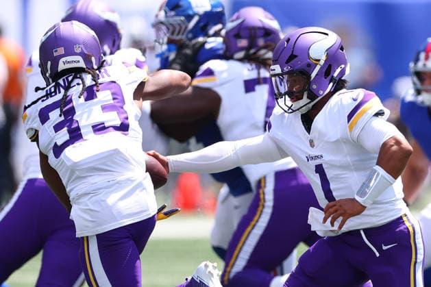 EAST RUTHERFORD, NJ - AUGUST 15: Kyler Murray 1 of the Minnesota Vikings hands off to Aaron Jones 33 during the pre-season game against the New York Giants on August 15, 2026 at MetLife Stadium in East Rutherford, New Jersey. (Photo by Rich Graessle Icon Sportswire) NFL, American Football Herren, USA AUG 15 Vikings at Giants EDITORIAL USE ONLY Icon26081530597