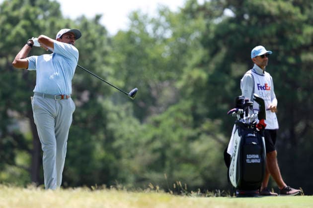 MEMPHIS, TN - AUGUST 15: Sudarshan Yellamaraju of Canada watches his tee shot on No. 3 during the third round of the FedEx St. Jude Championship, August 15, 2026, at TPC Southwind in Memphis, Tennessee. (Photo by Matthew Maxey Icon Sportswire) GOLF: AUG 15 PGA, Golf Herren FedEx St. Jude Championship EDITORIAL USE ONLY Icon260815024