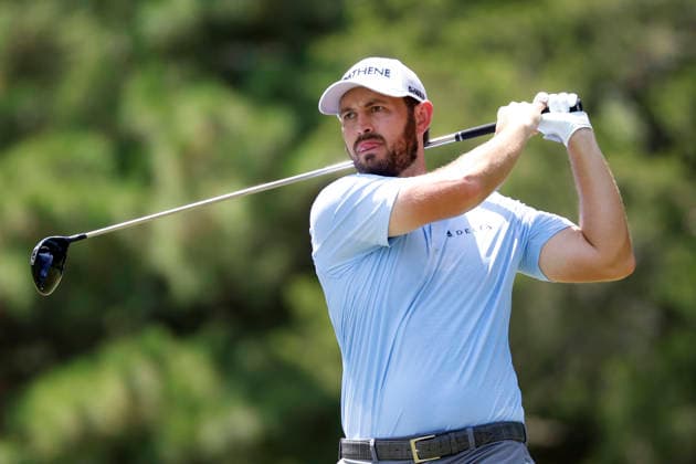 MEMPHIS, TN - AUGUST 15: Patrick Cantlay of the United States sticks his tongue out as he watches his tee shot on No. 7 during the third round of the FedEx St. Jude Championship, August 15, 2026, at TPC Southwind in Memphis, Tennessee. (Photo by Matthew Maxey Icon Sportswire) GOLF: AUG 15 PGA, Golf Herren FedEx St. Jude Championship EDITORIAL USE ONLY Icon260815041