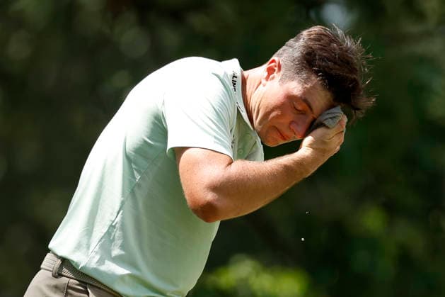 MEMPHIS, TN - AUGUST 15: Viktor Hovland of the United States wipes his forehead with a wet towel during the third round of the FedEx St. Jude Championship, August 15, 2026, at TPC Southwind in Memphis, Tennessee. (Photo by Matthew Maxey Icon Sportswire) GOLF: AUG 15 PGA, Golf Herren FedEx St. Jude Championship EDITORIAL USE ONLY Icon260815053