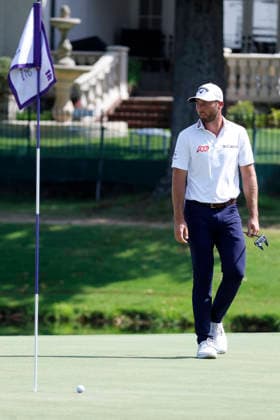 MEMPHIS, TN - AUGUST 15: Sam Burns of the United States walks to his ball on the No. 18 green during the third round of the FedEx St. Jude Championship, August 15, 2026, at TPC Southwind in Memphis, Tennessee. (Photo by Matthew Maxey Icon Sportswire) GOLF: AUG 15 PGA, Golf Herren FedEx St. Jude Championship EDITORIAL USE ONLY Icon260815072