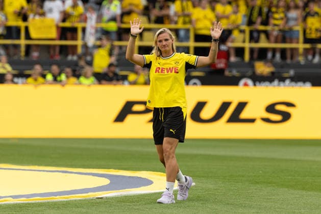 Dortmund, Germany, 15.08.26, Alex Popp (Borussia Dortmund) gestikuliert waehrend Saisoneröffnung im Signal Iduna Park in Dortmund. (Photo by Joachim Bywaletz) DFB DFL REGULATIONS PROHIBIT ANY USE OF PHOTOGRAPHS AS IMAGE SEQUENCES AND OR QUASI-VIDEO. *** Dortmund, Germany, August 15, 2026, Alex Popp of Borussia Dortmund gestures during the season opener at Signal Iduna Park in Dortmund. Photo by Joachim Bywaletz. DFB and DFL regulations prohibit any use of photographs as image sequences and or quasi-video. Copyright: JoachimxBywaletz xJB-Sportfoto