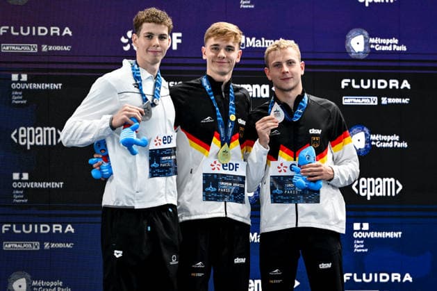 Zalan Sarkany of Hungary, silver, Johannes Liebmann of Germany, gold and new world record, Oliver Klemet of Germany, bronze show the medals after competing in the swimming 1500m Freestyle Men Final during the European Aquatics Championships at the Olympic Aquatic Center in Paris (France), August 15, 2026. Andrea Masini Deepbluemedia Insidefoto
