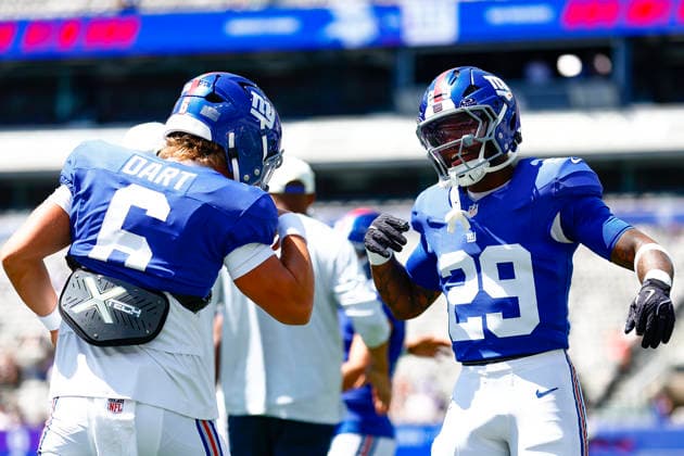 August 15, 2026: Before the game, New York Giants quarterback Jaxson Dart (6) and New York Giants running back Tyrone Tracy Jr. (29) interact with each in a NFL, American Football Herren, USA preseason game at MetLife Stadium in East Rutherford, NJ. The Minnesota Vikings defeat the New York Giants 13-10. Cal Media East Rutherford USA - ZUMAc04_ 20260815_faf_c04_010 Copyright: xShaquanxWoodyx