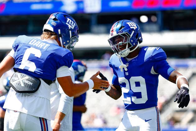 August 15, 2026: Before the game, New York Giants quarterback Jaxson Dart (6) and New York Giants running back Tyrone Tracy Jr. (29) interact with each in a NFL, American Football Herren, USA preseason game at MetLife Stadium in East Rutherford, NJ. The Minnesota Vikings defeat the New York Giants 13-10. Cal Media East Rutherford USA - ZUMAc04_ 20260815_faf_c04_017 Copyright: xShaquanxWoodyx