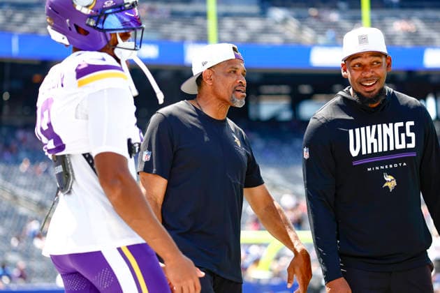 August 15, 2026: Before the game, wide receivers coach Keenan McCardell interacts with Minnesota Vikings wide receiver Justin Jefferson (18) in a NFL, American Football Herren, USA preseason game at MetLife Stadium in East Rutherford, NJ. The Minnesota Vikings defeat the New York Giants 13-10. Cal Media East Rutherford USA - ZUMAc04_ 20260815_faf_c04_026 Copyright: xShaquanxWoodyx