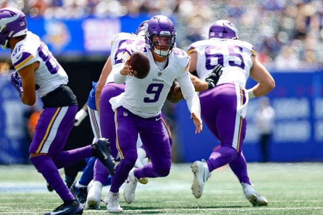 August 15, 2026: During the game, Minnesota Vikings quarterback J.J. McCarthy (9) performs a fake handoff in a NFL, American Football Herren, USA preseason game at MetLife Stadium in East Rutherford, NJ. The Minnesota Vikings defeat the New York Giants 13-10. Cal Media East Rutherford USA - ZUMAc04_ 20260815_faf_c04_254 Copyright: xShaquanxWoodyx