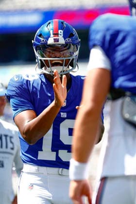 August 15, 2026: Before the game, New York Giants quarterback Jameis Winston (19) interacts with New York Giants quarterback Jaxson Dart (6) in a NFL, American Football Herren, USA preseason game at MetLife Stadium in East Rutherford, NJ. The Minnesota Vikings defeat the New York Giants 13-10. Cal Media East Rutherford USA - ZUMAc04_ 20260815_faf_c04_041 Copyright: xShaquanxWoodyx