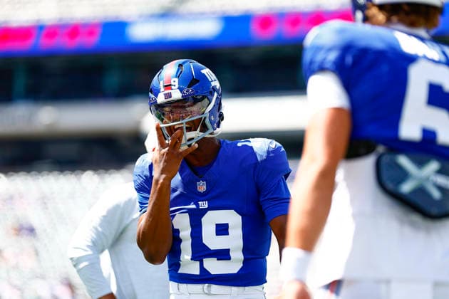 August 15, 2026: Before the game, New York Giants quarterback Jameis Winston (19) interacts with New York Giants quarterback Jaxson Dart (6) in a NFL, American Football Herren, USA preseason game at MetLife Stadium in East Rutherford, NJ. The Minnesota Vikings defeat the New York Giants 13-10. Cal Media East Rutherford USA - ZUMAc04_ 20260815_faf_c04_044 Copyright: xShaquanxWoodyx