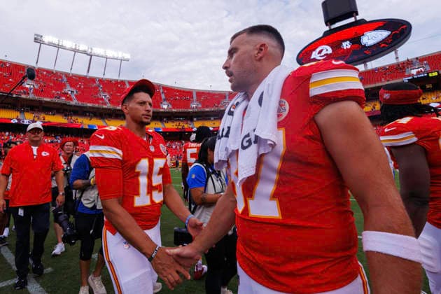 KANSAS CITY, MO - AUGUST 15: Kansas City Chiefs wide receiver Xavier Worthy (1) slaps hands with Kansas City Chiefs tight end Travis Kelce (87) after the game against the Los Angeles Rams on August 15th at Arrowhead Stadium in Kansas City, Missouri. (Photo by William Purnell Icon Sportswire) NFL, American Football Herren, USA AUG 15 Rams at Chiefs EDITORIAL USE ONLY Icon2026081501969