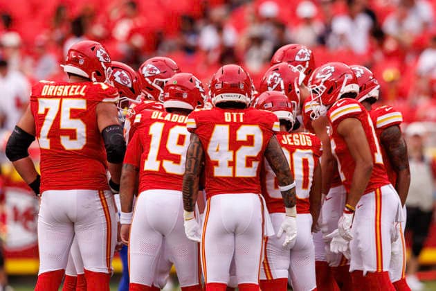 KANSAS CITY, MO - AUGUST 15: Kansas City Chiefs huddle during the second half against the Los Angeles Rams on August 15th at Arrowhead Stadium in Kansas City, Missouri. (Photo by William Purnell Icon Sportswire) NFL, American Football Herren, USA AUG 15 Rams at Chiefs EDITORIAL USE ONLY Icon2026081502486