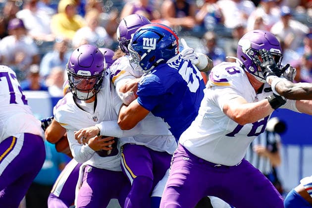 August 15, 2026: During the game, Minnesota Vikings quarterback J.J. McCarthy (9) gets sacked by New York Giants linebacker Jack Kelly (51) in a NFL, American Football Herren, USA preseason game at MetLife Stadium in East Rutherford, NJ. The Minnesota Vikings defeat the New York Giants 13-10. Cal Media East Rutherford USA - ZUMAc04_ 20260815_faf_c04_056 Copyright: xShaquanxWoodyx