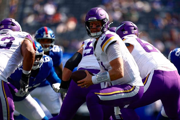 August 15, 2026: During the game, Minnesota Vikings quarterback Carson Wentz (11) prepares to hand the ball off in a NFL, American Football Herren, USA preseason game at MetLife Stadium in East Rutherford, NJ. The Minnesota Vikings defeat the New York Giants 13-10. Cal Media East Rutherford USA - ZUMAc04_ 20260815_faf_c04_057 Copyright: xShaquanxWoodyx