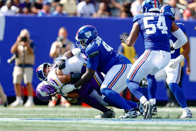 August 15, 2026: During the game, New York Giants linebacker Darius Muasau (53) makes a tackle on Minnesota Vikings tight end Bryson Nesbit (83) in a NFL, American Football Herren, USA preseason game at MetLife Stadium in East Rutherford, NJ. The Minnesota Vikings defeat the New York Giants 13-10. Cal Media East Rutherford USA - ZUMAc04_ 20260815_faf_c04_097 Copyright: xShaquanxWoodyx