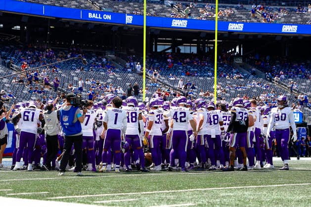 August 15, 2026: Before the game, the Minnesota Vikings huddle up in a NFL, American Football Herren, USA preseason game at MetLife Stadium in East Rutherford, NJ. The Minnesota Vikings defeat the New York Giants 13-10. Cal Media East Rutherford USA - ZUMAc04_ 20260815_faf_c04_109 Copyright: xShaquanxWoodyx