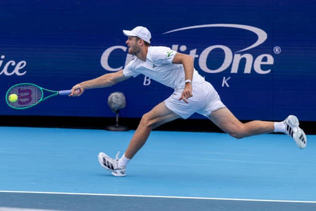 August 15, 2026, Mason, Ohio, U.S: Hubert Hurkacz (POL) reaches to return a shot at the baseline during SaturdayÃ¢â‚¬â ¢s second round of the Cincinnati Open at the Lindner Family Tennis Center , Mason, Oh. Mason U.S - ZUMAs304 20260815_zaf_s304_124 Copyright: xScottxStuartx