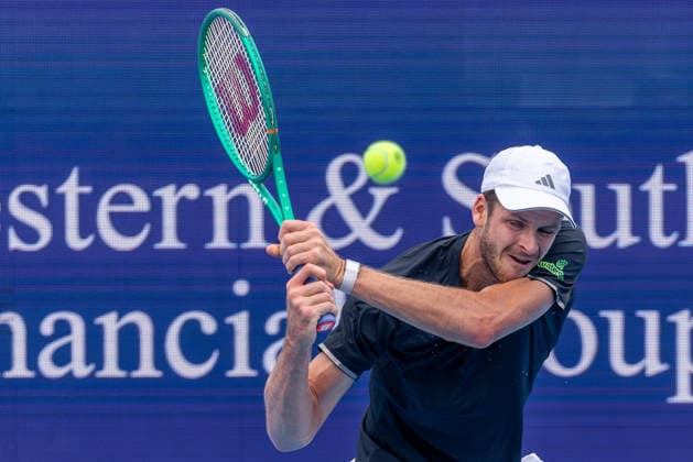 August 15, 2026, Mason, Ohio, U.S: Hubert Hurkacz (POL)hits a two-handed backhand during SaturdayÃ¢â‚¬â ¢s second round of the Cincinnati Open at the Lindner Family Tennis Center , Mason, Oh. Mason U.S - ZUMAs304 20260815_zaf_s304_172 Copyright: xScottxStuartx