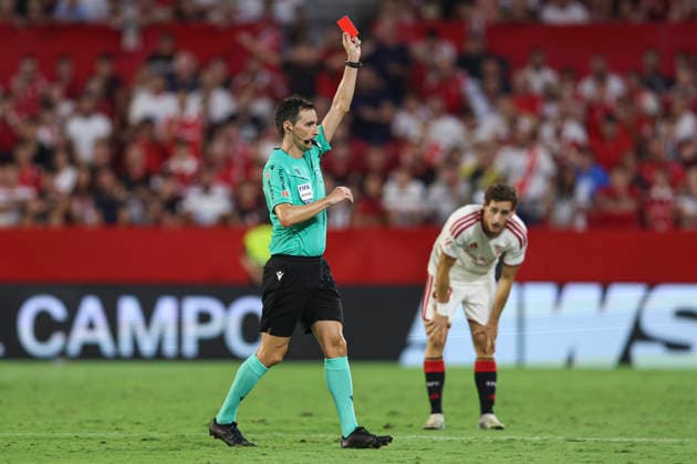 ESP: Sevilla FC - Rayo Vallecano. La Liga EA Sports. Matchday 1 The referee De Burgos Bengoetxea show red card during the La Liga EA Sports match between Sevilla FC and Rayo Vallecano played at Ramon Sanchez Pizjuan Stadium on August 16, 2026 in Sevilla, Spain. kpng Copyright: xAntonioxPozox xPRESSINPHOTOx AP_2627_SEV_RAY_057
