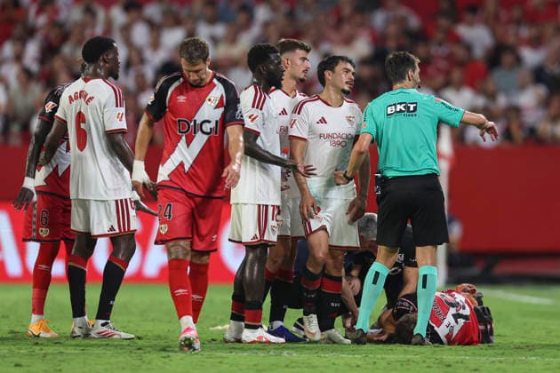 ESP: Sevilla FC - Rayo Vallecano. La Liga EA Sports. Matchday 1 The referee De Burgos Bengoetxea and Kike Salas of Sevilla FC during the La Liga EA Sports match between Sevilla FC and Rayo Vallecano played at Ramon Sanchez Pizjuan Stadium on August 16, 2026 in Sevilla, Spain. kpng Copyright: xAntonioxPozox xPRESSINPHOTOx AP_2627_SEV_RAY_058