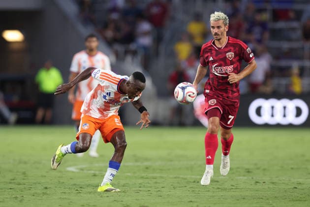 August 15, 2026, Orlando, Florida, USA: FC Cincinnati midfield OBINNA NWOBODO (5) heads the ball during a match against Orlando City SC. Orlando City SC hosted FC Cincinnati in a MLS, Fussball Herren, USA match at Inter.Co Stadium in Orlando, FL. Orlando USA - ZUMAm299 20260815_znp_m299_059 Copyright: xTaylorxMcFeex
