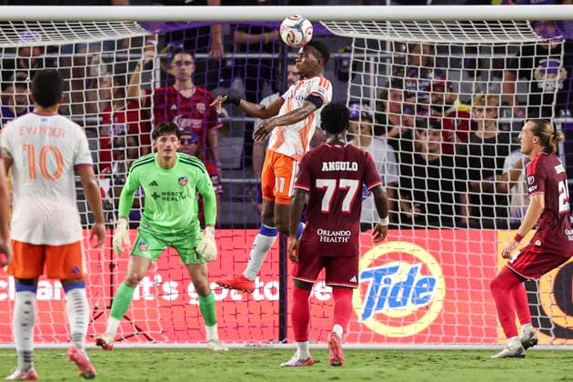August 15, 2026, Orlando, Florida, USA: FC Cincinnati midfield SAMUEL GIDI (11) heads the ball against Orlando City SC. Orlando City SC hosted FC Cincinnati in a MLS, Fussball Herren, USA match at Inter.Co Stadium in Orlando, FL. Orlando USA - ZUMAm299 20260815_znp_m299_052 Copyright: xTaylorxMcFeex