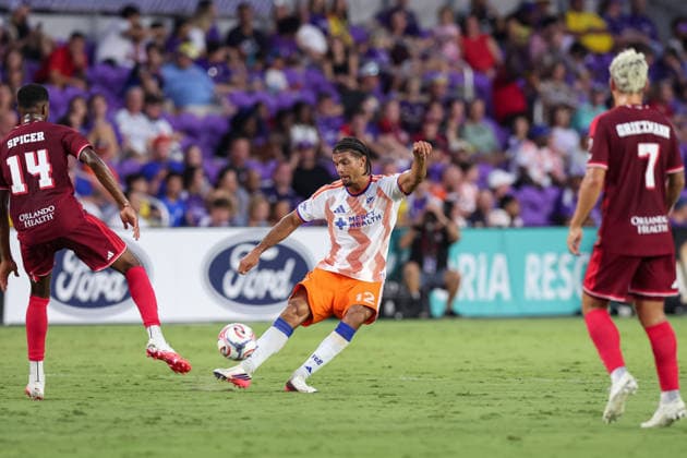 August 15, 2026, Orlando, Florida, USA: FC Cincinnati defense MILES ROBINSON (12) kicks the ball during a match against Orlando City SC. Orlando City SC hosted FC Cincinnati in a MLS, Fussball Herren, USA match at Inter.Co Stadium in Orlando, FL. Orlando USA - ZUMAm299 20260815_znp_m299_056 Copyright: xTaylorxMcFeex