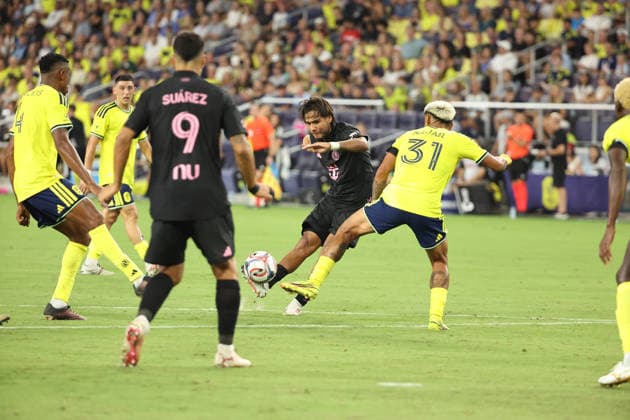 August 15, 2026: Inter Miami CF defender Gonzalo Lujan (2) kicks a shot on goal during a MLS, Fussball Herren, USA regular season match between Inter Miami CF and Nashville SC at Geodis Park in Nashville, TN. CSM Nashville United States of America - ZUMAc04_ 20260815_zma_c04_091 Copyright: xStephenxFurstx