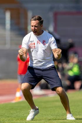 Regionalliga Nordost: FC Rot-Weiß Erfurt vs. 1. FC Magdeburg II; Erfurt; 15.08.2026 Fabian Gerber (Trainer; FC Rot-Weiß Erfurt) Regionalliga Nordost: FC Rot-Weiß Erfurt vs. 1. FC Magdeburg II; Steigerwaldstadion Erfurt; 15.08.2026 *** Northeast Regional League: FC Rot Weiß Erfurt vs. 1 FC Magdeburg II, Erfurt, August 15, 2026; Fabian Gerber, Coach of FC Rot Weiß Erfurt; Northeast Regional League: FC Rot Weiß Erfurt vs. 1 FC Magdeburg II, Steigerwaldstadion, Erfurt, August 15, 2026 Copyright: xBEAUTIFULxSPORTS Duehringx