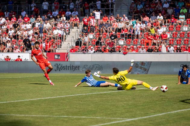 Regionalliga Nordost: FC Rot-Weiß Erfurt vs. 1. FC Magdeburg II; Erfurt; 15.08.2026 Tor durch Dustin Forkel ( 17; FC Rot-Weiß Erfurt) Regionalliga Nordost: FC Rot-Weiß Erfurt vs. 1. FC Magdeburg II; Steigerwaldstadion Erfurt; 15.08.2026 *** Regionalliga Nordost: FC Rot Weiß Erfurt vs. 1. FC Magdeburg II, Erfurt, August 15, 2026. Goal by Dustin Forkel. 17. FC Rot Weiß Erfurt, Regionalliga Nordost: FC Rot Weiß Erfurt vs. 1. FC Magdeburg II, Steigerwaldstadion, Erfurt, August 15, 2026 Copyright: xBEAUTIFULxSPORTS Duehringx
