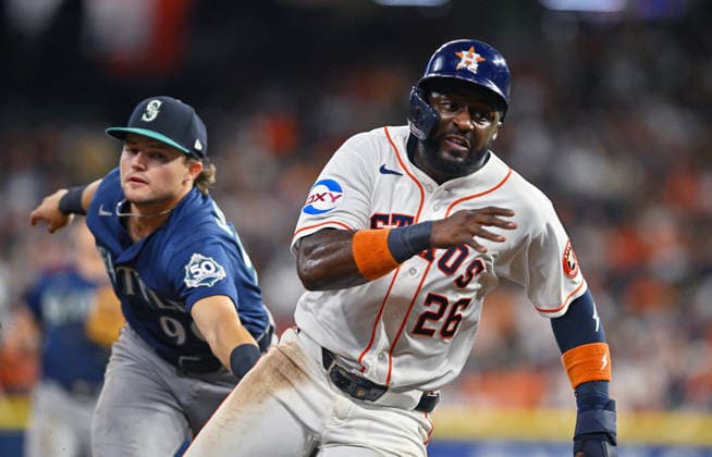 August 15, 2026: Houston Astros left fielder Taylor Trammell (26) tries to steal third base while being chased by Seattle Mariners shortstop Brock Rodden (left) during the seventh inning of a MLB, Baseball Herren, USA game at Daikin Park in Houston, TX. Austin McAfee CSM Houston USA - ZUMAc04_ 20260815_zma_c04_112 Copyright: xAustinxMcafeex