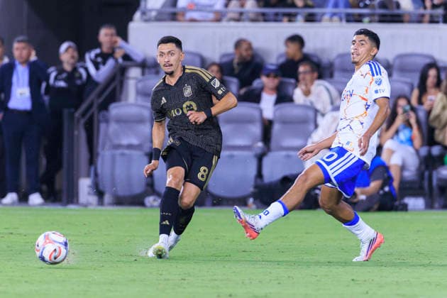 August 15, 2026, Los Angeles, California, USA: Mark Delgado 8 of the Los Angeles Football Club passes the ball as Alejandro Alvarado Jr. 70 of the San Diego FC attempts to intercept during their regular season MLS, Fussball Herren, USA game on Saturday August 15, 2026 at the BMO Stadium in Los Angeles, California. LAFC lose to San Diego FC, 0-1. ARIANA RUIZ PI Los Angeles USA - ZUMAp124 20260815_zaa_p124_049 Copyright: xArianaxRuizx