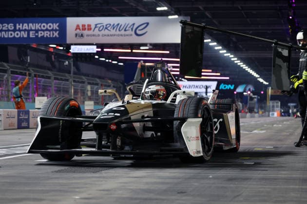Mitch Evans (NZL) Jaguar, Schnellladestop, Rennen 1, FIA Formel E Weltmeisterschaft, Saison 12, London E- Prix, 15.08.2026, Excel Exibition Centre, *** Mitch Evans (NZL) Jaguar, quick-charge pit stop, Race 1, FIA Formula E World Championship, Season 12, London E-Prix, August 15, 2026, Excel Exhibition Center,
