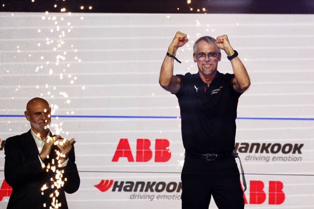 Jeff Dodds (GBR) FE Geschäftsführer hinter dem jubelnden Thomas laudenbach (GER) Leiter Porsche Motorsport auf dem Podium, Rennen 1, FIA Formel E Weltmeisterschaft, Saison 12, London E- Prix, 15.08.2026, Excel Exibition Centre, Pascal wehrleins Sieg *** Jeff Dodds (GBR), CEO of FE, stands behind a jubilant Thomas Laudenbach (GER), Head of Porsche Motorsport, on the podium, Race 1, FIA Formula E World Championship, Season 12, London E-Prix, August 15, 2026, Excel Exhibition Center, Pascal Wehrlein s victory