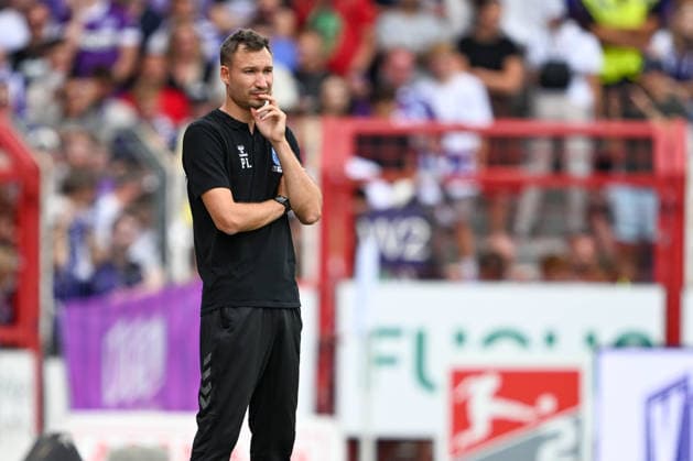 2. Bundesliga 26 27 - VfL Osnabrück - 1. FC Magdeburg am 15.08.2026 an der Bremer Brücke in Osnabrück Trainer Pascal Ibold (Magdeburg) nachdenklich *** 2. Bundesliga, Matchday 26: VfL Osnabrück 1, FC Magdeburg on August 15, 2026, at Bremer Brücke in Osnabrück; Coach Pascal Ibold of Magdeburg looks pensive MT