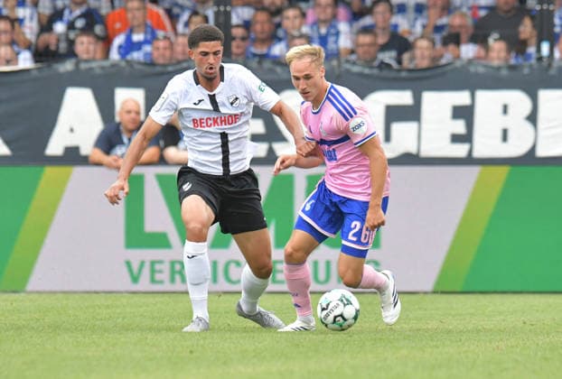 15.08.2026, GER, Fussball, 3.Liga, Saison 2026 20267, 02. Spieltag, Sportclub-Arena, Verl SC Verl - MSV Duisburg 2 : 4 Raphael Araoye (SC Verl, links) gegen Florian Krüger (MSV Duisburg), Aktion, Duell, Zweikampf *** August 15, 2026, GER, Soccer, 3rd Division, 2026–2027 Season, Matchday 2, Sportclub Arena, Verl SC Verl vs. MSV Duisburg 2–4, Raphael Araoye (SC Verl), on the left against Florian Krüger (MSV Duisburg), action, duel, tackle