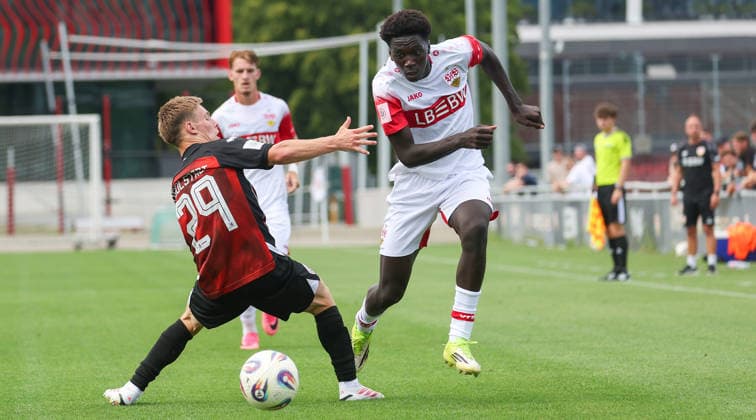 2026.08.15, Deutschland, Stuttgart Fußball U19 VfB Stuttgart vs. FC Ingolstadt 04, v.l. Sam Göbel (Ingolstadt), Mohamed Drammeh (VfB) *** August 15, 2026, Germany, Stuttgart, U19 Soccer: VfB Stuttgart vs. FC Ingolstadt 04; from left: Sam Göbel (Ingolstadt), Mohamed Drammeh (VfB)