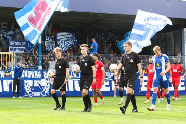 15.08.2026, Fussball, Herren, Regionalliga Nord, 4. Spieltag, BSV Kickers Emden - Eimsbütteler TV Schiedsrichter Maximilian Nie-Hoegen beim Einlaufen mit den Mannschaften *** August 15, 2026, Soccer, Men s, Regionalliga Nord, Matchday 4, BSV Kickers Emden vs. Eimsbütteler TV; Referee Maximilian Nie Hoegen walking onto the field with the teams