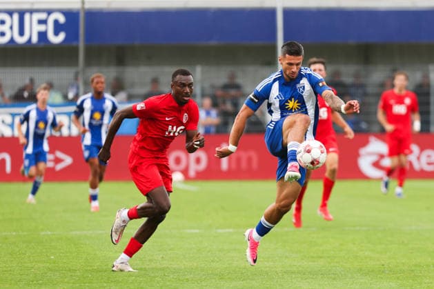 15.08.2026, Fussball, Herren, Regionalliga Nord, 4. Spieltag, BSV Kickers Emden - Eimsbütteler TV Semin Kojic (blau 10 BSV Kickers Emden) im Zweikampf mit Abdul-Malik Yago (8 Eimsbütteler TV) *** August 15, 2026, Soccer, Men s, Regionalliga Nord, Matchday 4, BSV Kickers Emden vs. Eimsbütteler TV, Semin Kojic (blue) 10, BSV Kickers Emden in a tackle with Abdul Malik Yago 8, Eimsbütteler TV