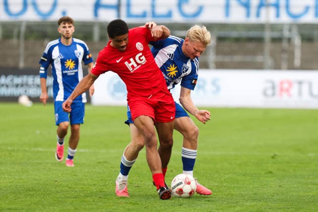 15.08.2026, Fussball, Herren, Regionalliga Nord, 4. Spieltag, BSV Kickers Emden - Eimsbütteler TV Marvin Benjamins (blau 19 BSV Kickers Emden) im Zweikampf mit Lamin Beuck (7 Eimsbütteler TV) *** August 15, 2026, Soccer, Men s, Regionalliga Nord, Matchday 4, BSV Kickers Emden vs. Eimsbütteler TV Marvin Benjamins (blue) 19 BSV Kickers Emden in a tackle with Lamin Beuck 7 Eimsbütteler TV
