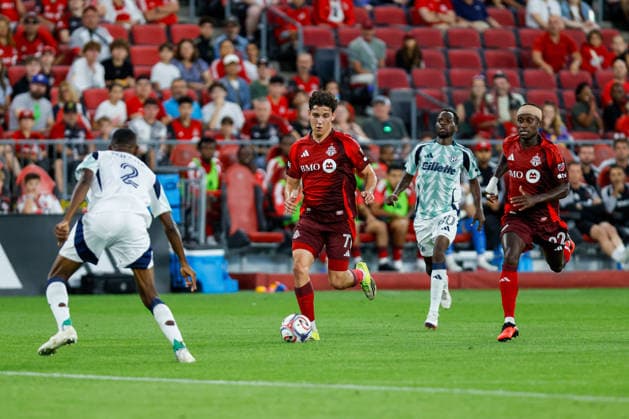 Toronto FC v New England Revolution Markus Cimermancic 71 of Toronto FC (C) runs with the ball into the opponent s defense during a Major League Soccer game between Toronto FC and New England Revolution at BMO Field in Toronto, Ontario, Canada, on August 15, 2026. Toronto Ontario Canada  Copyright: xIndrawanxKumalax originalFilename:kumala-majorlea260815_np8SC.jpg