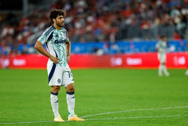 Toronto FC v New England Revolution Carles Gil 10 of New England Revolution waits for the game to resume during a Major League Soccer match between Toronto FC and New England Revolution at BMO Field in Toronto, Ontario, Canada, on August 15, 2026. Toronto Ontario Canada  Copyright: xIndrawanxKumalax originalFilename:kumala-majorlea260815_np2u9.jpg